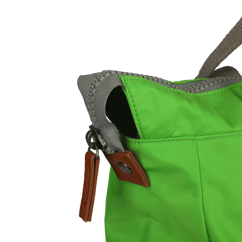 ROKA Bantry B Kelly Green Kleine Tasche aus recyceltem Nylon
