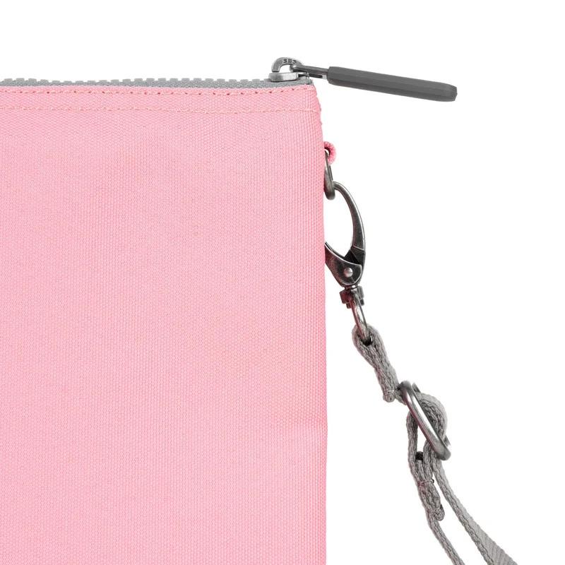 ROKA Carnaby Crossbody Rose XL Tasche aus recyceltem Canvas