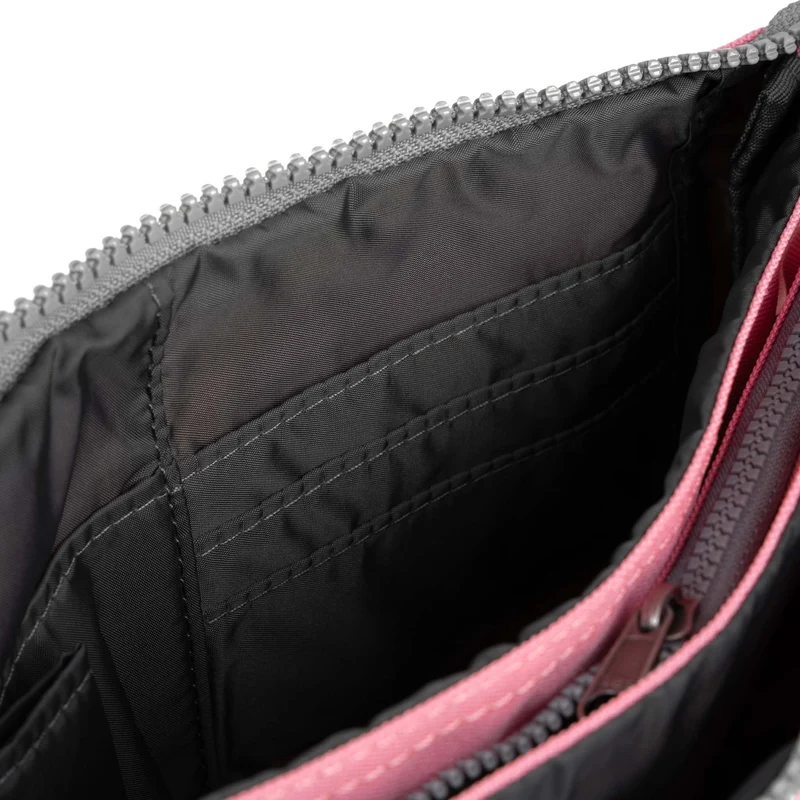ROKA Carnaby Crossbody Rose XL Tasche aus recyceltem Canvas