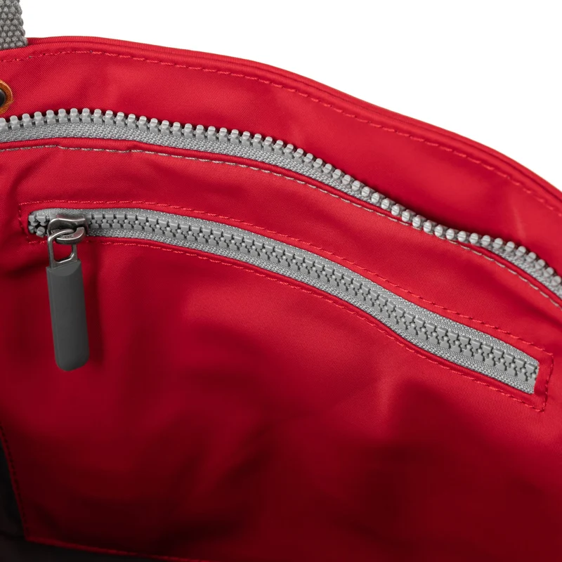 ROKA Trafalgar B Cranberry-Tasche aus recyceltem Nylon