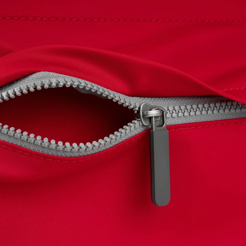 ROKA Trafalgar B Cranberry-Tasche aus recyceltem Nylon