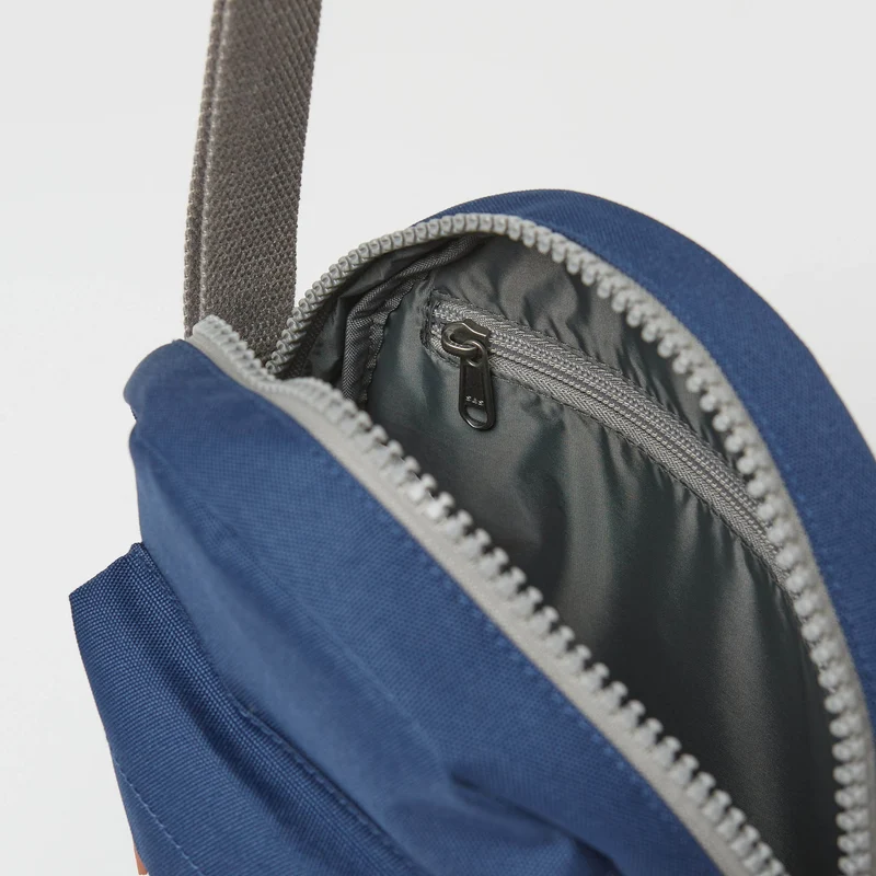 ROKA Paddington B Mineral Kleine Tasche aus recyceltem Canvas