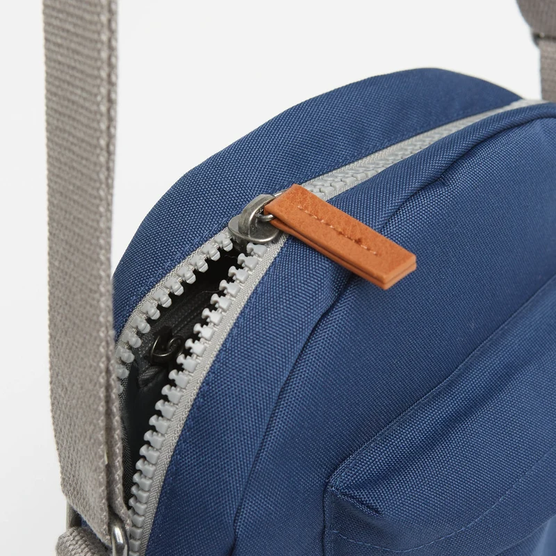 ROKA Paddington B Mineral Kleine Tasche aus recyceltem Canvas