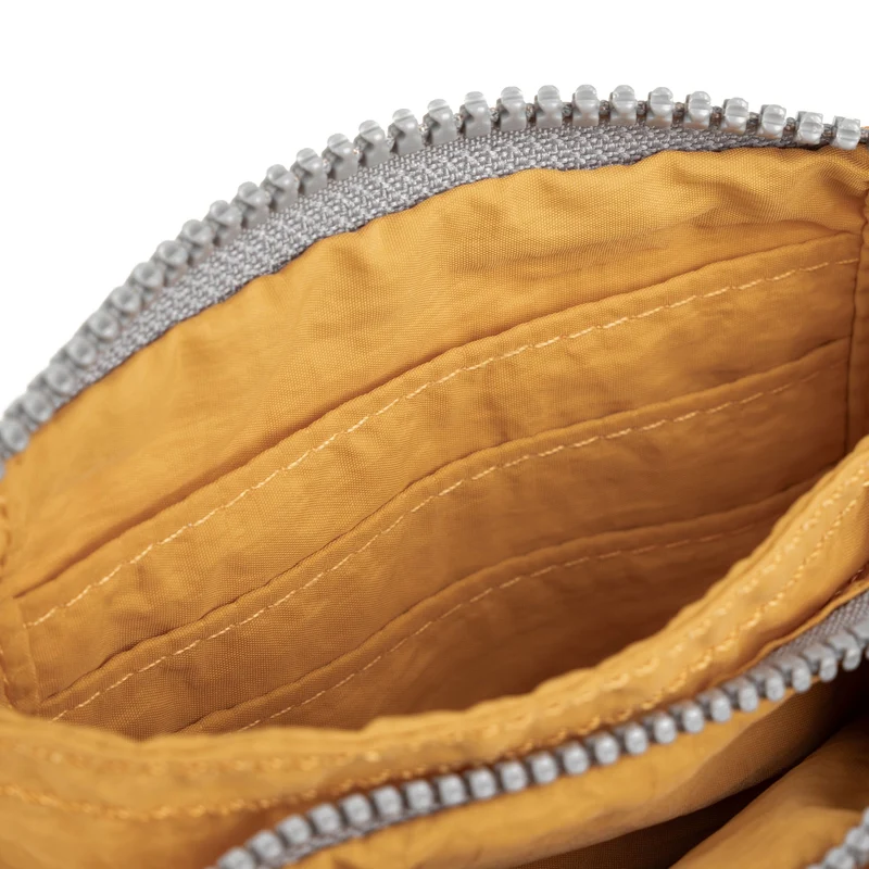 ROKA Carnaby Kleine Geldbörse aus recyceltem Taslon von Corn