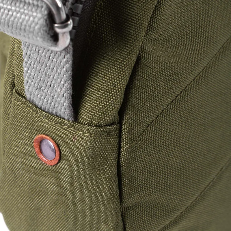 ROKA Paddington B Moss Kleine Tasche aus recyceltem Canvas