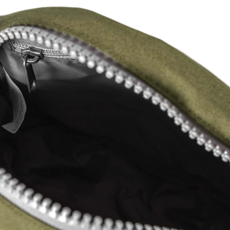 ROKA Paddington B Moss Kleine Tasche aus recyceltem Canvas