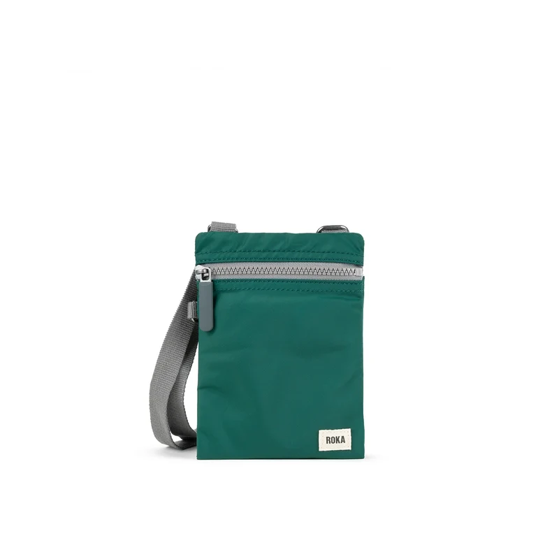 ROKA Chelsea Türkisfarbene Tasche aus recyceltem Nylon