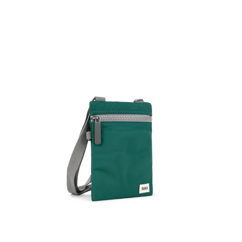 ROKA Chelsea Türkisfarbene Tasche aus recyceltem Nylon