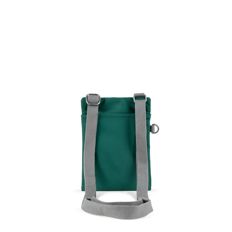 ROKA Chelsea Türkisfarbene Tasche aus recyceltem Nylon