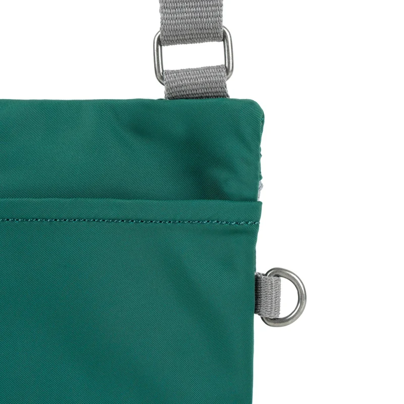 ROKA Chelsea Türkisfarbene Tasche aus recyceltem Nylon