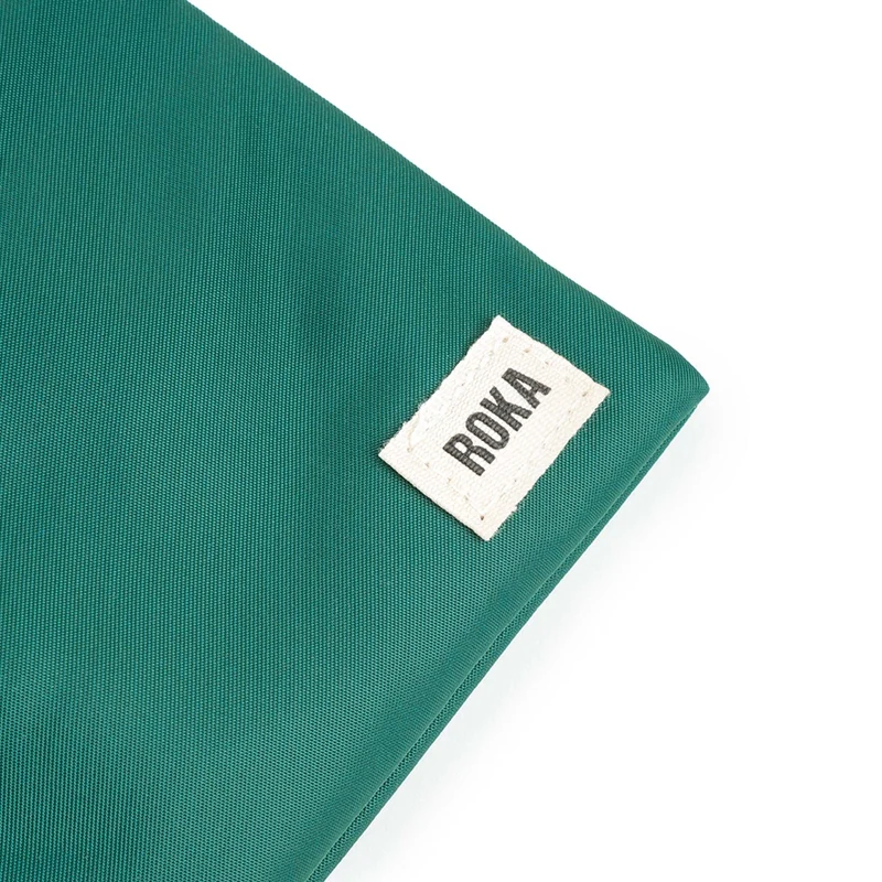 ROKA Chelsea Türkisfarbene Tasche aus recyceltem Nylon