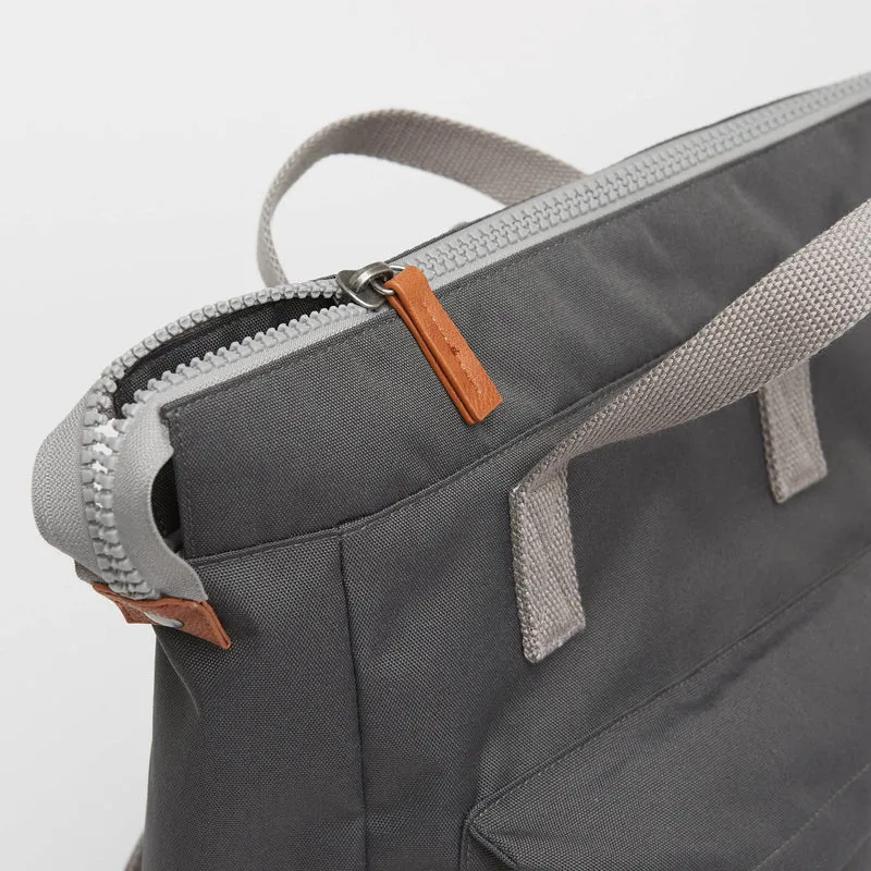 ROKA Bantry B Carbon Kleine Tasche aus recyceltem Canvas