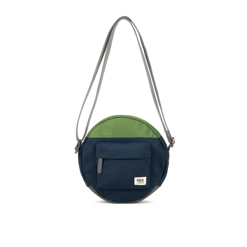 ROKA Kreativer Abfall Paddington B Midnight / Avocado Kleine Tasche aus recyceltem Nylon