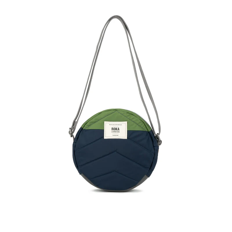 ROKA Kreativer Abfall Paddington B Midnight / Avocado Kleine Tasche aus recyceltem Nylon