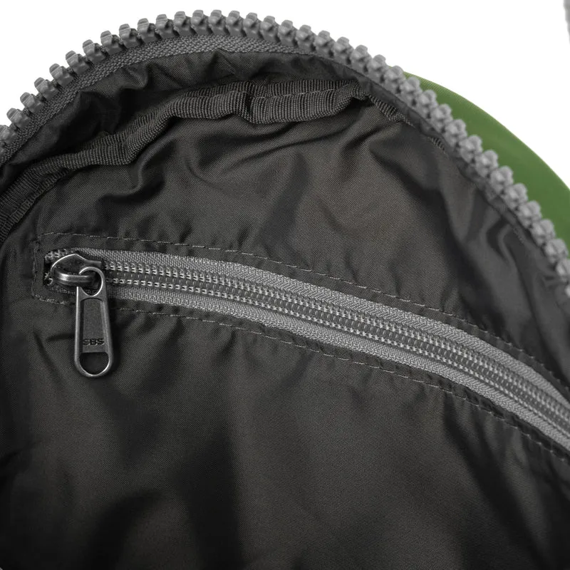 ROKA Kreativer Abfall Paddington B Midnight / Avocado Kleine Tasche aus recyceltem Nylon