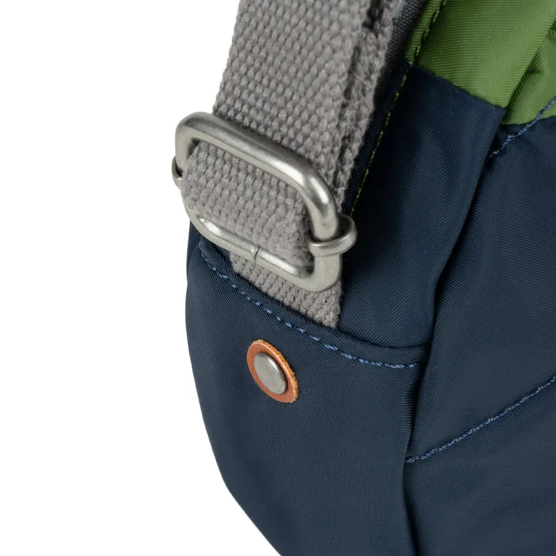 ROKA Kreativer Abfall Paddington B Midnight / Avocado Kleine Tasche aus recyceltem Nylon