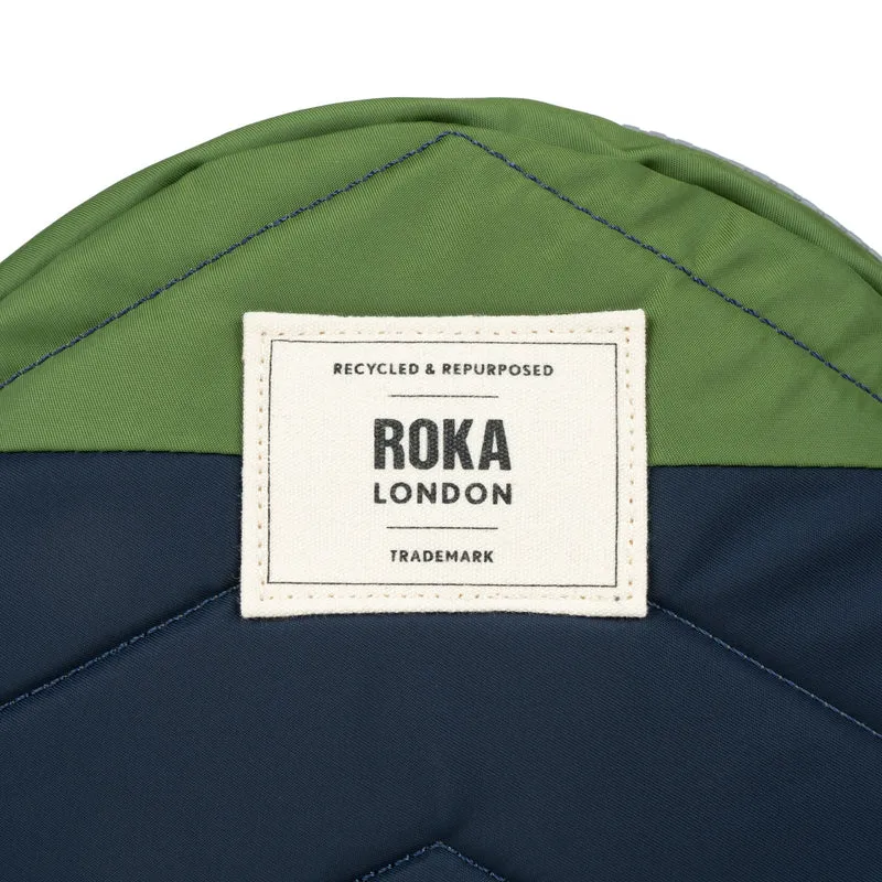 ROKA Kreativer Abfall Paddington B Midnight / Avocado Kleine Tasche aus recyceltem Nylon