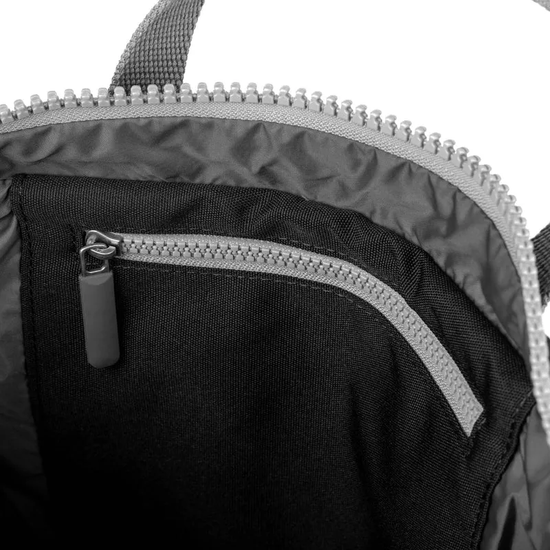 ROKA Waterhouse Ash Mittelgroße Tasche aus recyceltem Canvas