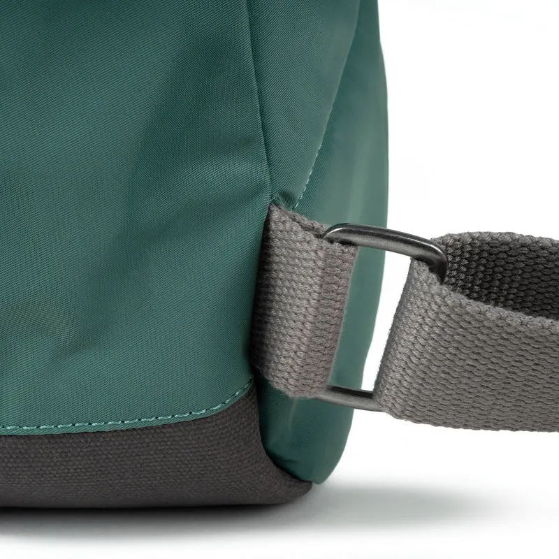 ROKA Bantry B Sage Große Tasche aus recyceltem Nylon