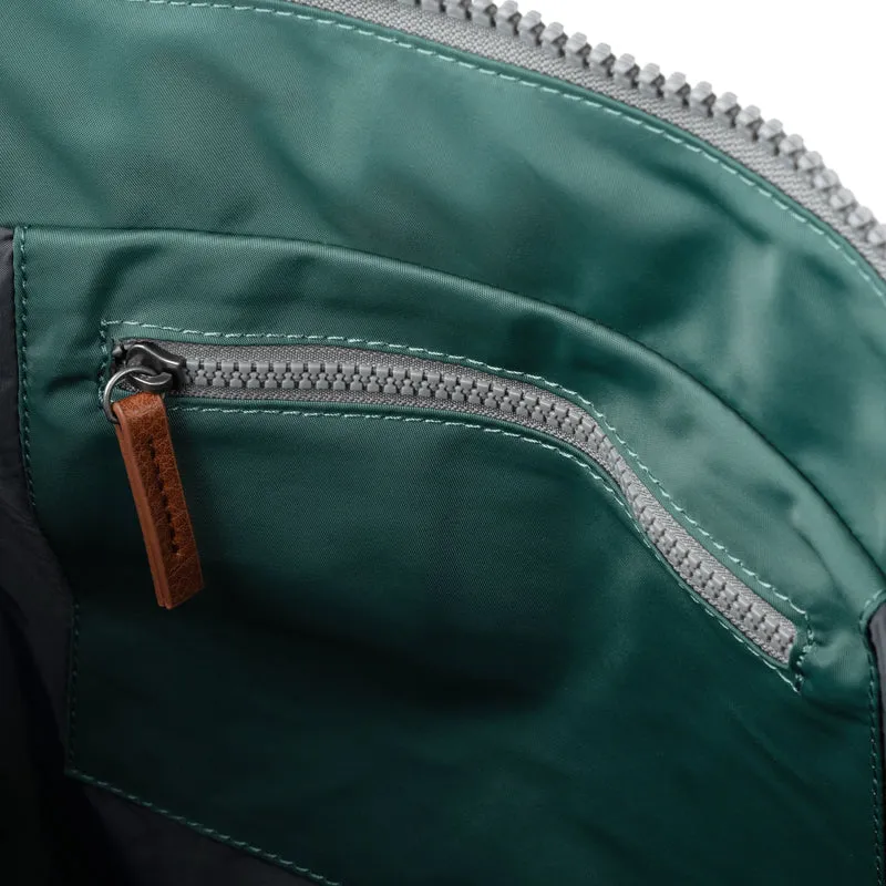ROKA Bantry B Sage Große Tasche aus recyceltem Nylon