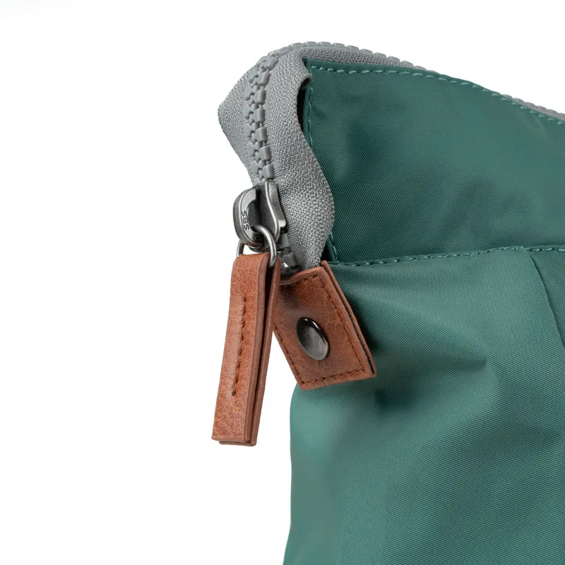 ROKA Bantry B Sage Große Tasche aus recyceltem Nylon