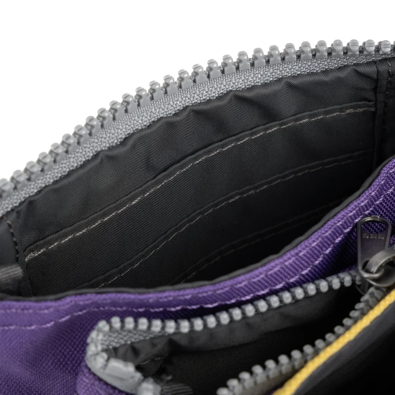 ROKA Kreativer Abfall Carnaby Kleine Handtasche aus recyceltem Canvas in Imperial Purple/Bamboo