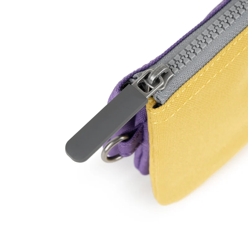 ROKA Kreativer Abfall Carnaby Kleine Handtasche aus recyceltem Canvas in Imperial Purple/Bamboo