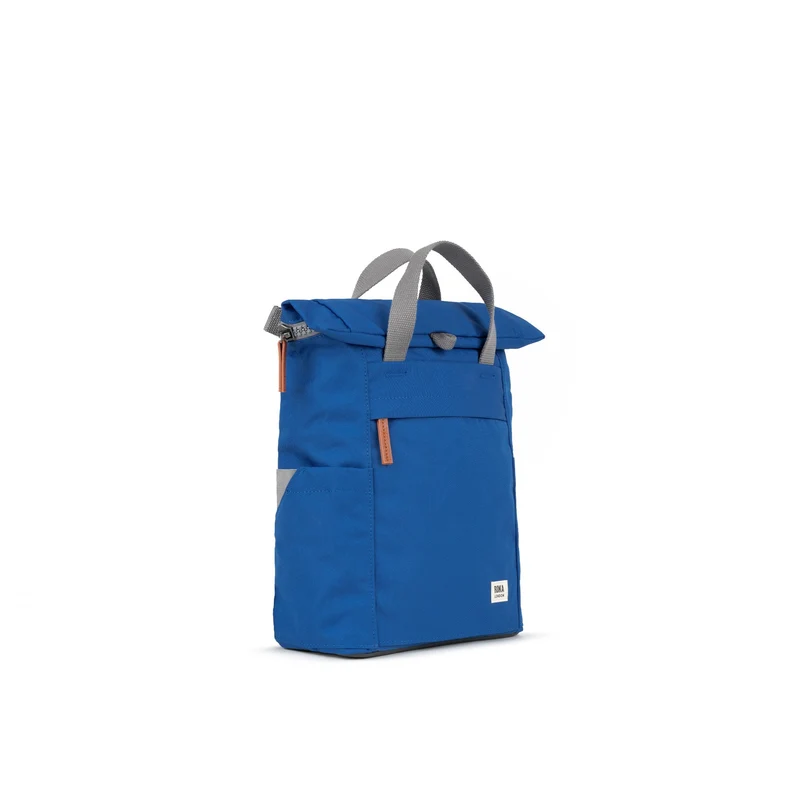 ROKA Finchley Eine kleine Tasche aus recyceltem Canvas in Galactic Blue