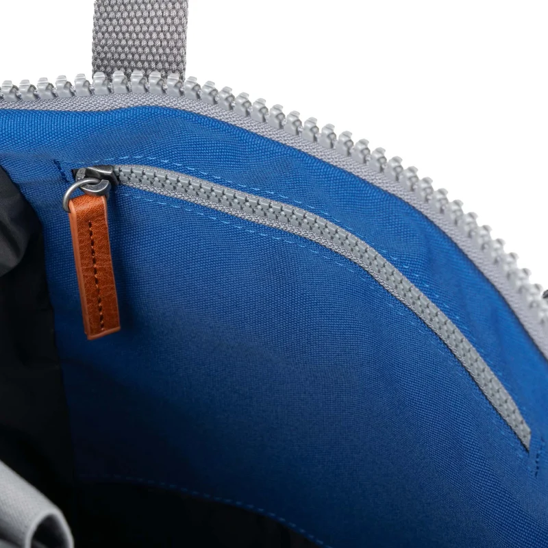 ROKA Finchley Eine kleine Tasche aus recyceltem Canvas in Galactic Blue