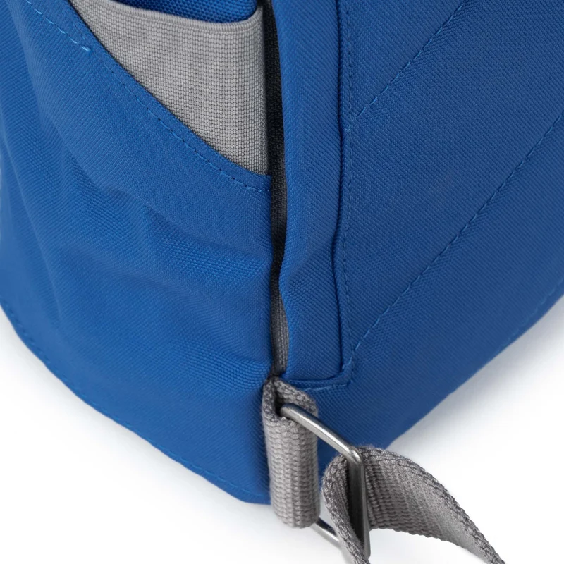 ROKA Finchley Eine kleine Tasche aus recyceltem Canvas in Galactic Blue