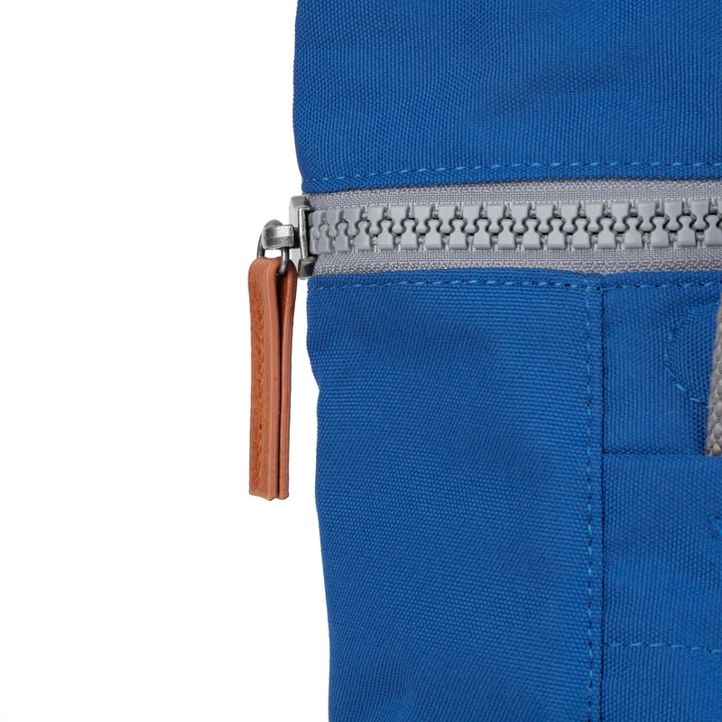 ROKA Finchley Eine kleine Tasche aus recyceltem Canvas in Galactic Blue