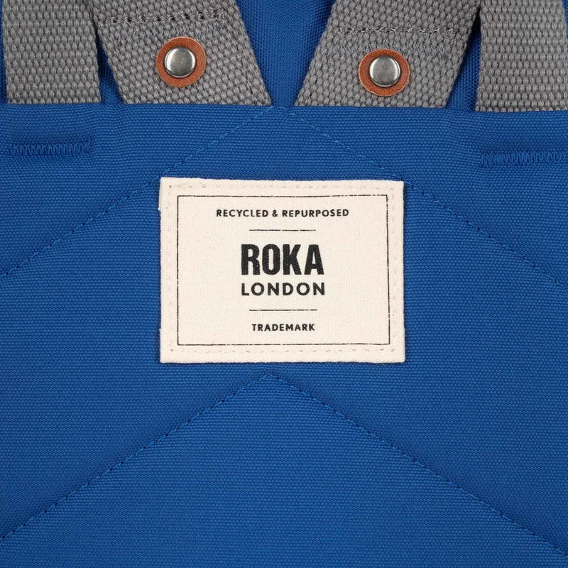 ROKA Finchley Eine kleine Tasche aus recyceltem Canvas in Galactic Blue