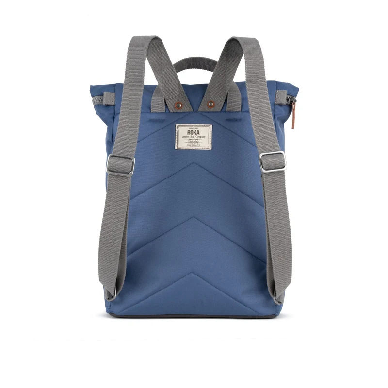 ROKA Finchley Eine große Tasche aus recyceltem Canvas in der Farbe Burnt Blue