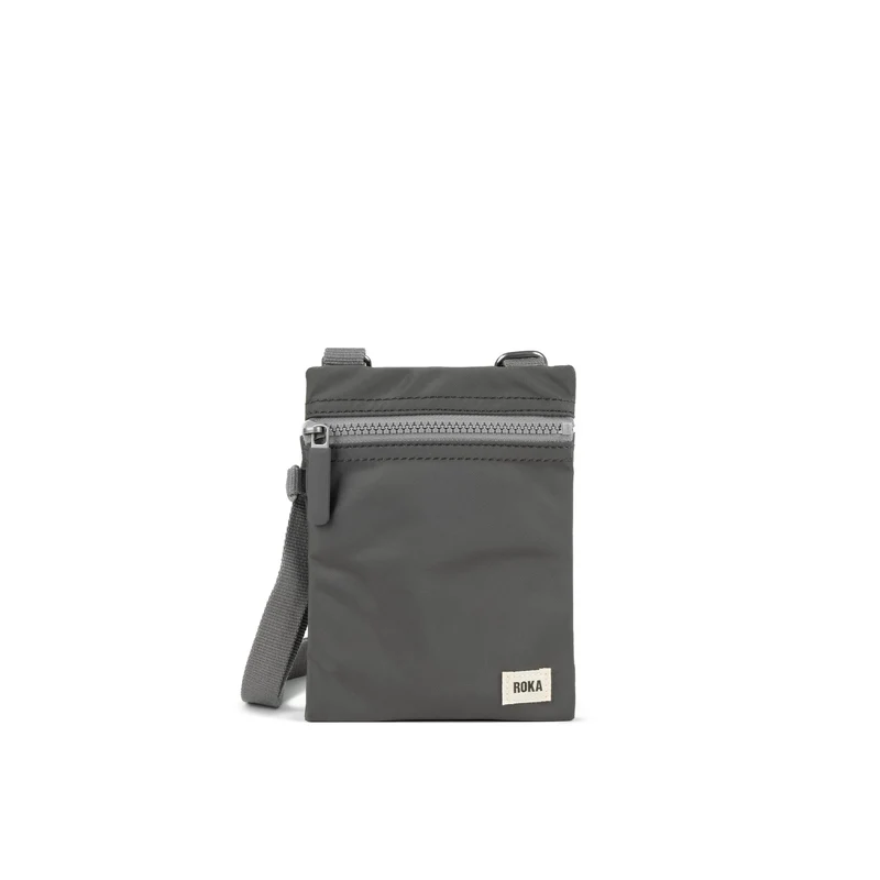 ROKA Chelsea Graphitfarbene Tasche aus recyceltem Nylon