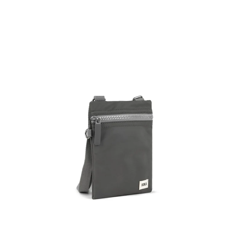 ROKA Chelsea Graphitfarbene Tasche aus recyceltem Nylon