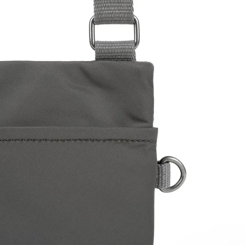 ROKA Chelsea Graphitfarbene Tasche aus recyceltem Nylon