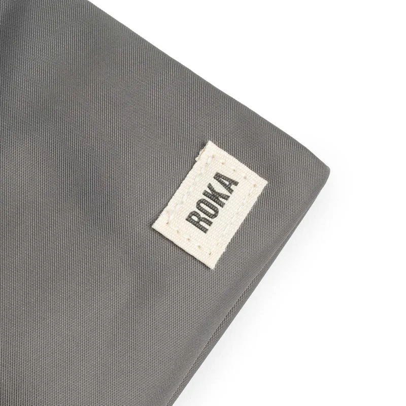 ROKA Chelsea Graphitfarbene Tasche aus recyceltem Nylon