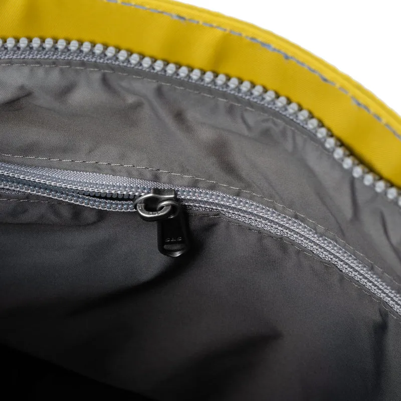 ROKA Kreativer Abfall Kennington B Medium Tasche aus recyceltem Nylon, Edition 2