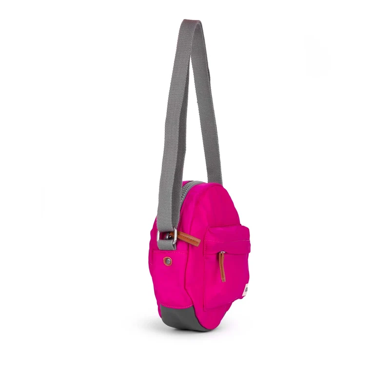 ROKA Paddington B Candy Kleine Tasche aus recyceltem Nylon