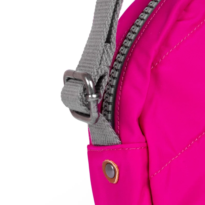 ROKA Paddington B Candy Kleine Tasche aus recyceltem Nylon