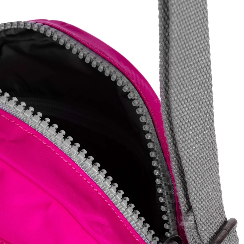 ROKA Paddington B Candy Kleine Tasche aus recyceltem Nylon