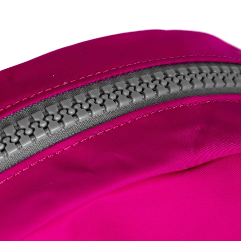 ROKA Paddington B Candy Kleine Tasche aus recyceltem Nylon