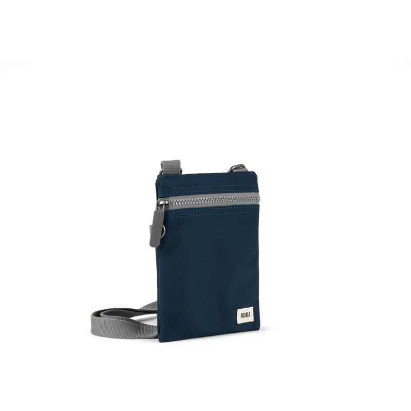 ROKA Chelsea Mitternachtsblaue Tasche aus recyceltem Nylon
