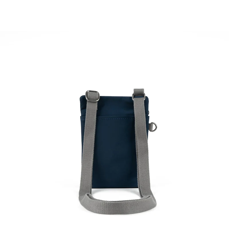 ROKA Chelsea Mitternachtsblaue Tasche aus recyceltem Nylon