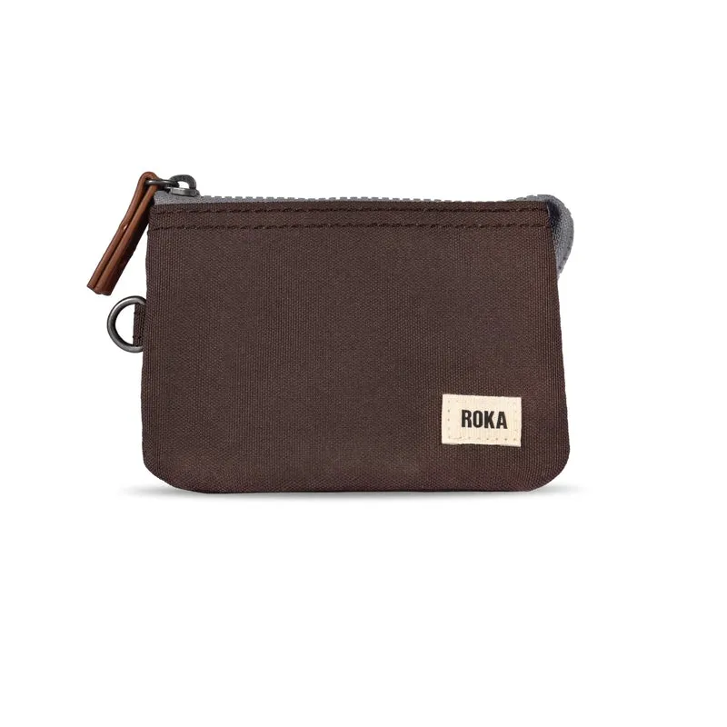 ROKA Carnaby Kleine, nachhaltige Handtasche aus dunkelbraunem Canvas