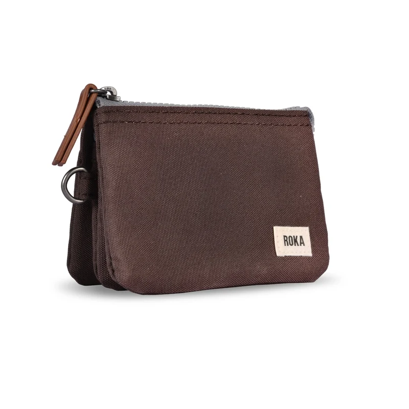 ROKA Carnaby Kleine, nachhaltige Handtasche aus dunkelbraunem Canvas