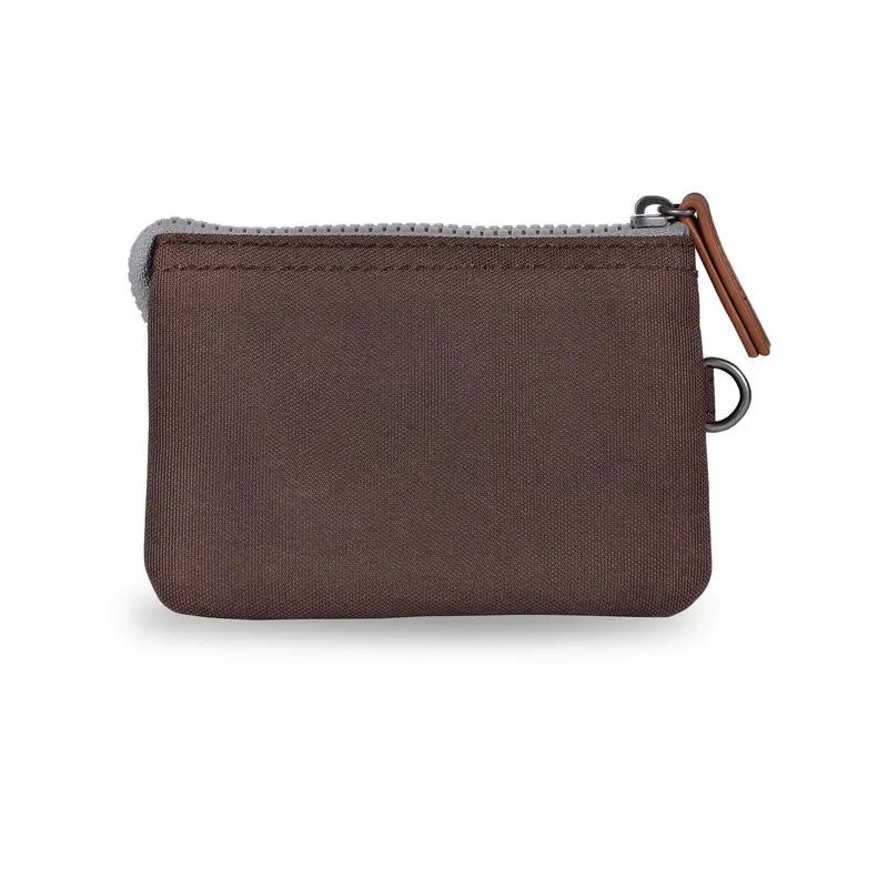 ROKA Carnaby Kleine, nachhaltige Handtasche aus dunkelbraunem Canvas