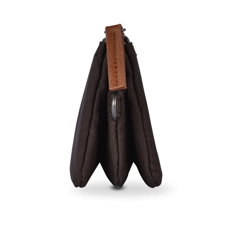 ROKA Carnaby Kleine, nachhaltige Handtasche aus dunkelbraunem Canvas