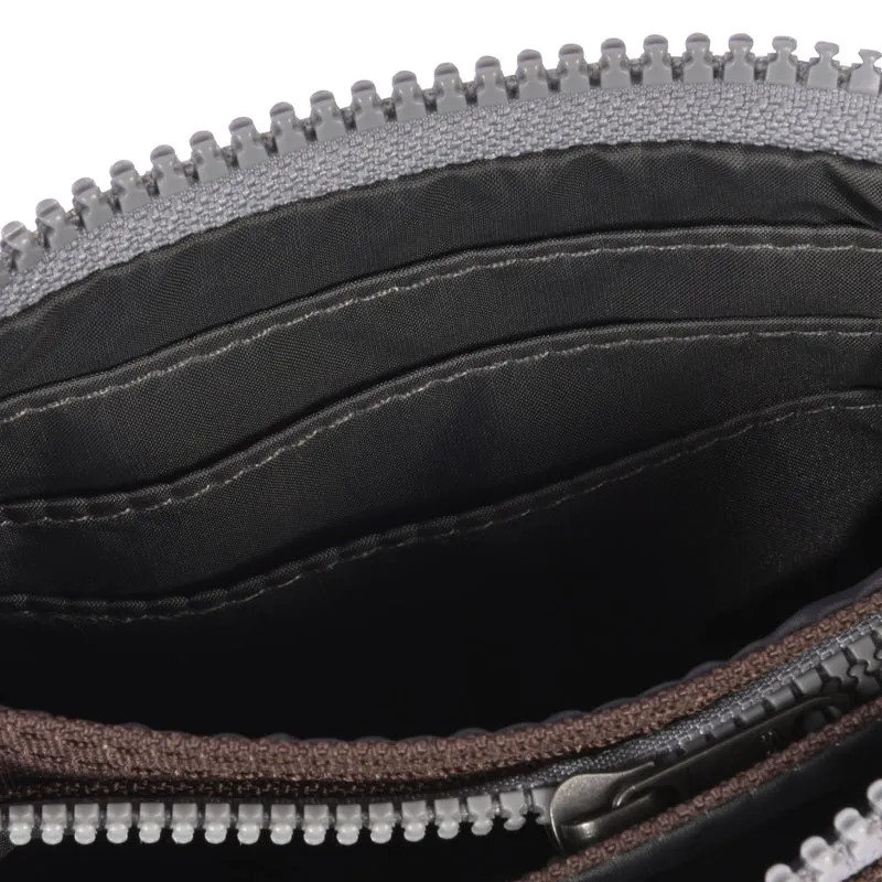 ROKA Carnaby Kleine, nachhaltige Handtasche aus dunkelbraunem Canvas