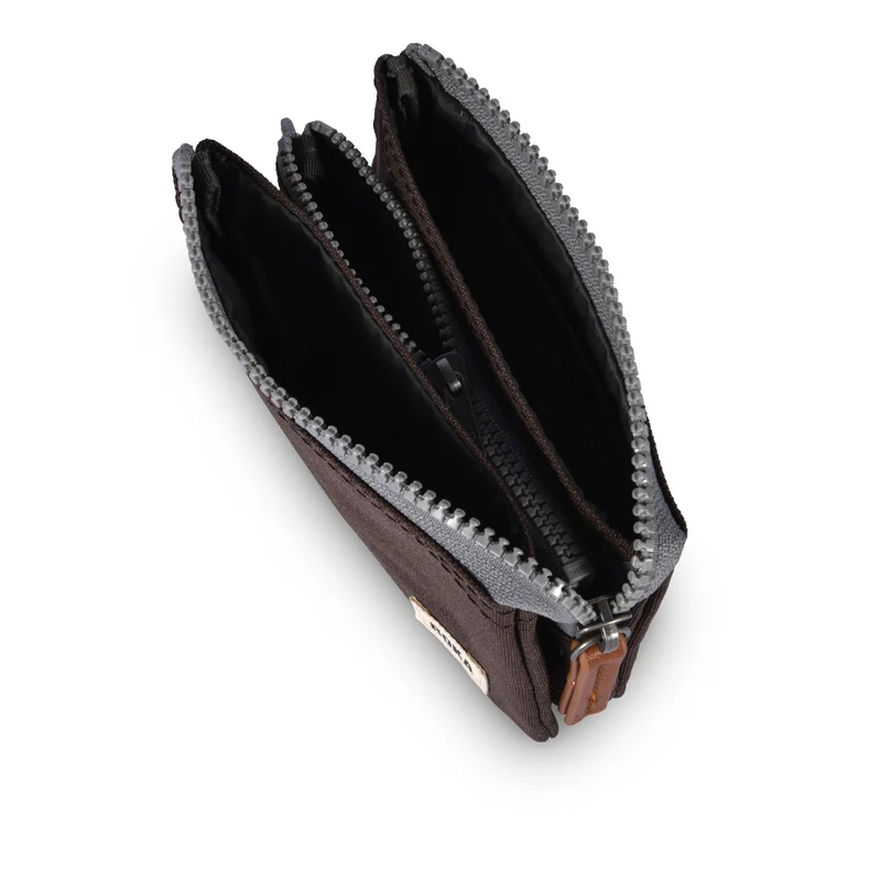 ROKA Carnaby Kleine, nachhaltige Handtasche aus dunkelbraunem Canvas